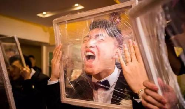 结婚堵门招数搞笑