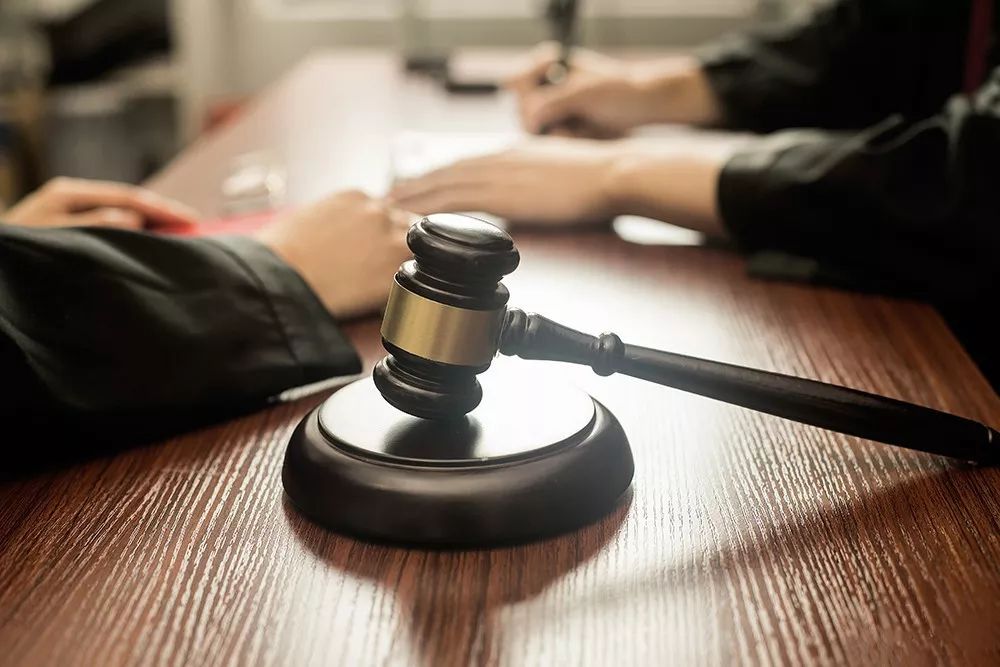 婚姻中一方出轨离婚 出轨方是否需要承担法律责任