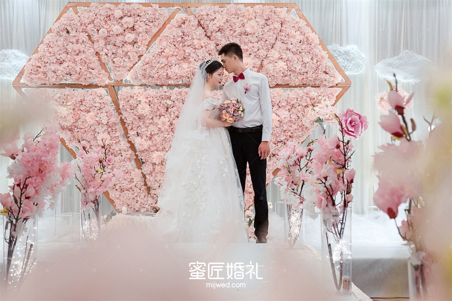 婚礼迎宾照片墙设计