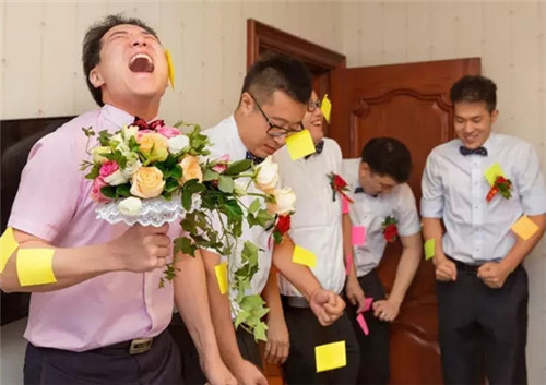 结婚堵门要红包说辞