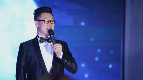 1,通过视频来判断婚礼司仪的风格新人通过司仪主持过的婚礼视频,可以