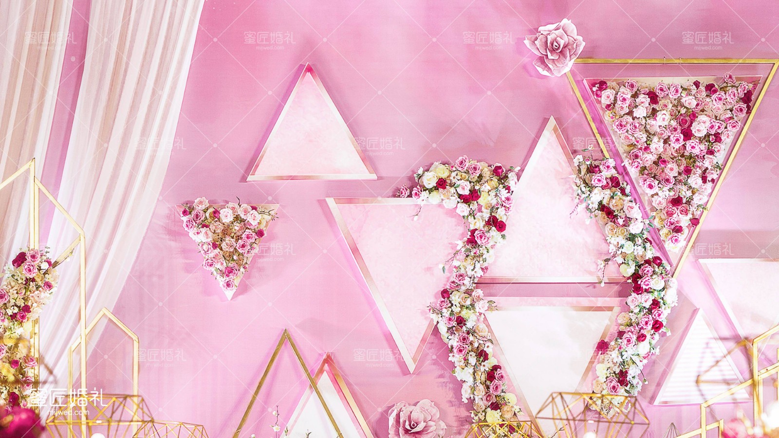 婚礼加上粉色会有女生不喜欢吗?婚礼对于每个女生来说都是非常重要的仪式，而粉色每个女生心中其实都有个粉色的公主梦，恰好在婚礼这一天心爱自己的男生可以满足自己的这一切，2020好看粉色主题婚礼布置有哪些呢?我们一起来看看粉色婚礼布置图吧。