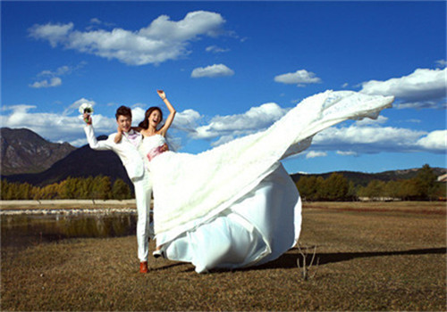 七月份拍婚纱照合适吗 夏天适合拍什么风格的婚纱照