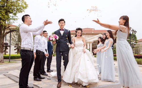 伴郎伴娘礼服租赁 租赁伴郎伴娘礼服一般需要多少钱