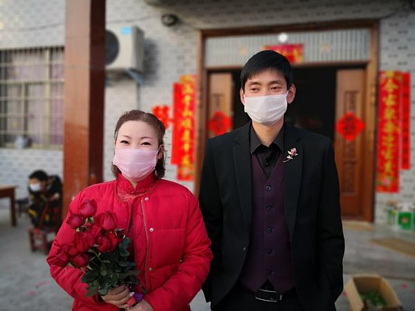 高考作文“疫情中的距离与联系” 疫情中感人的简单婚礼