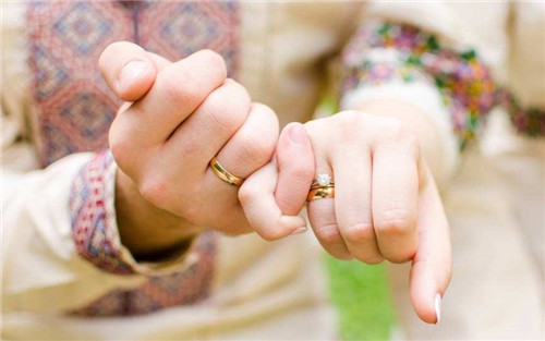 婚礼仪式上的戒指是真的吗 戒指是领证戴还是婚礼后带