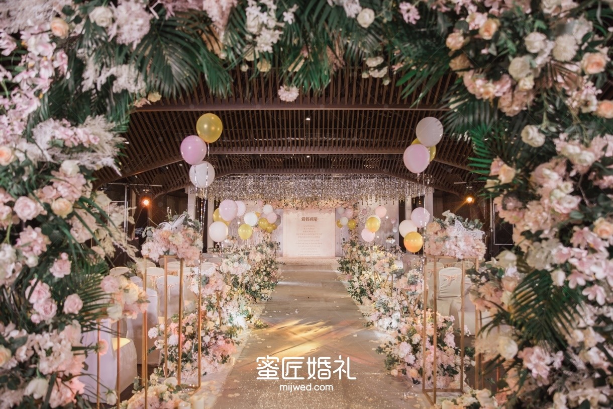 香槟色气球布置效果图 婚庆香槟色布置图片