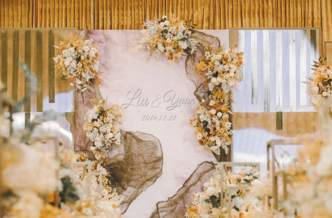 香槟色的婚礼现场布置 香槟色简约不失高级感的婚礼现场布置