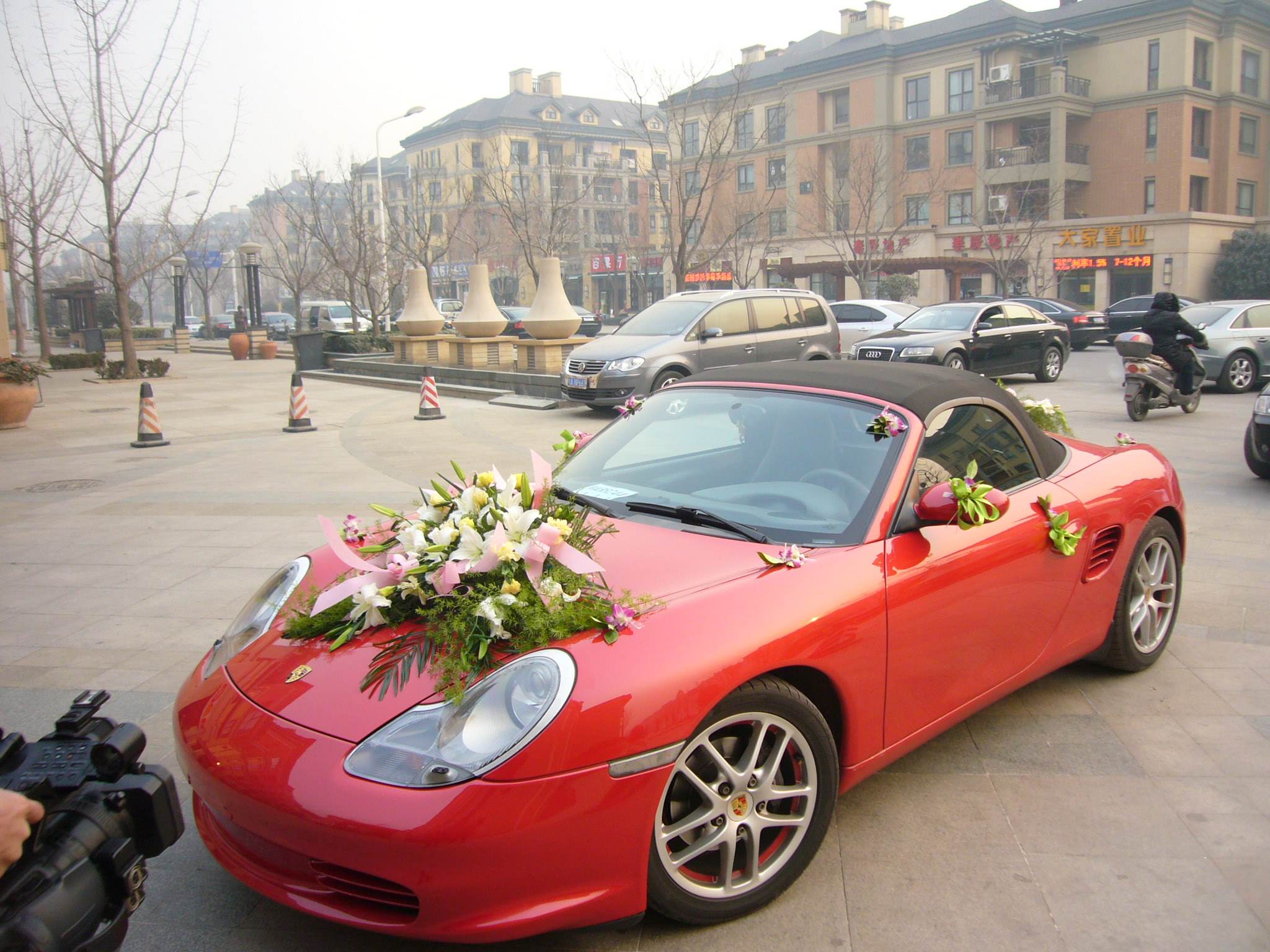 红色婚车怎么装饰 红色婚车怎么装饰好看