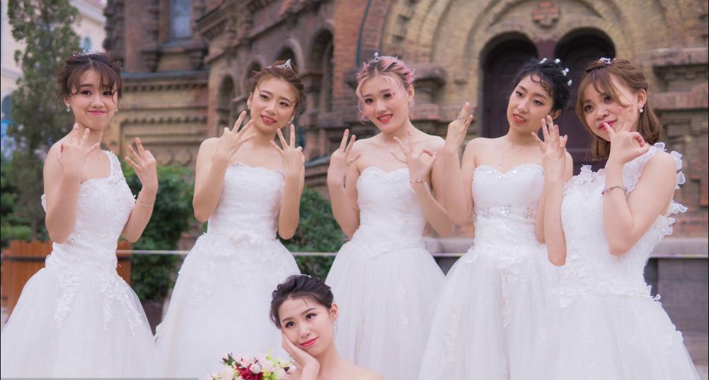 伴娘穿什么衣服合适 伴娘服短款