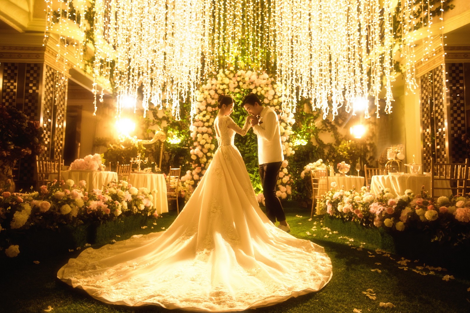 金色的婚礼现场搭配布置,金色的婚礼现场融合布置