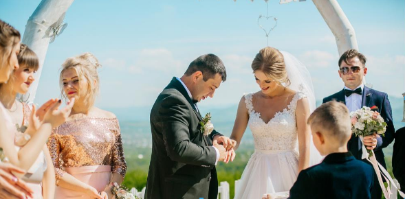 新娘婚礼简短致辞 婚礼现场新娘简约发言