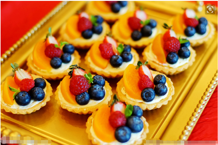 个性西式婚礼甜品台放什么 婚礼甜品台可以设计成什么样