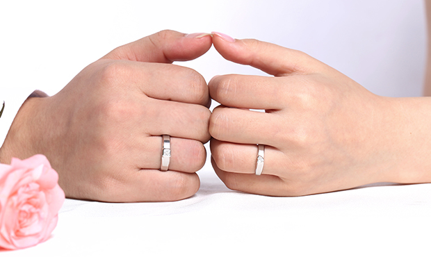 男结婚戒指戴哪只手上 结婚戒指男的戒指是女的买吗