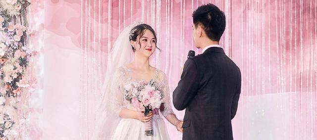 女儿订婚妈妈发朋友圈