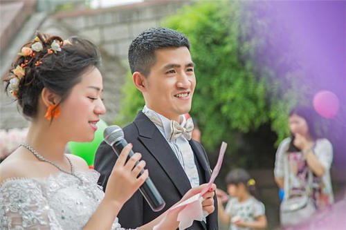 女儿订婚爸妈发朋友圈的语句