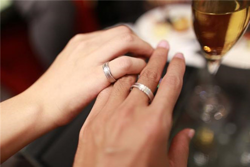 晒结婚戒指的手势 结婚戒指拍照手势推荐