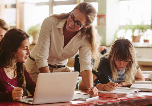 学生祝福老师的诗句 祝福老师的诗句八个字教师节