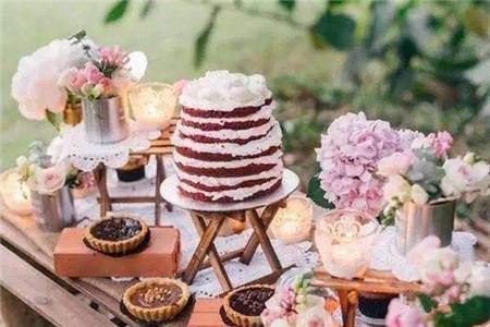婚礼甜品台布置注意哪些 婚礼甜品台摆放哪些甜品