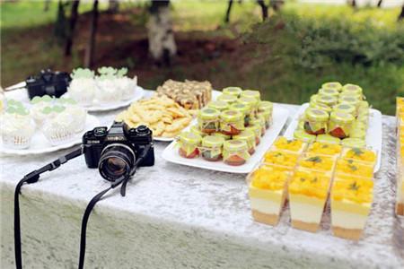 婚礼甜品台怎么选择合适 婚礼甜品台都是摆放哪些甜品
