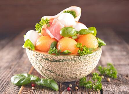 布置婚礼甜品台注意什么 选择婚礼甜品台从哪下手