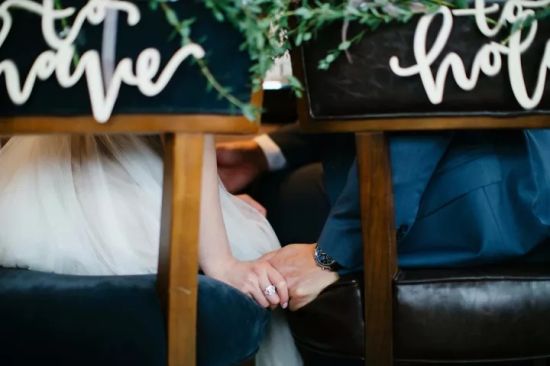 女戴戒指左手还是右手 女生戴戒指怎么戴法