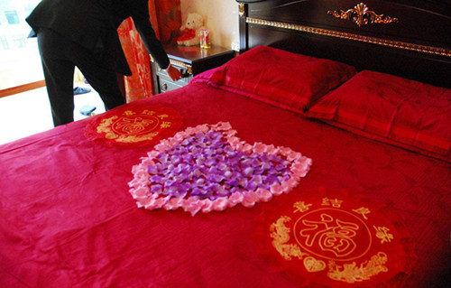 结婚铺床怎么说 农村铺床四句新婚