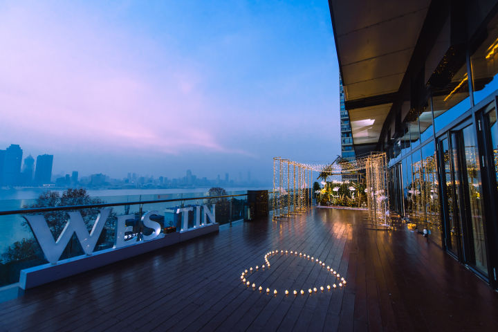 婚礼可是人生中一辈子只有一次的事情，当然有很多的小伙伴们都会选择让自己的婚礼更加的热闹，这点就是我们选择婚宴酒店就要注意了，那么接下来我们就一起来看一看郑州较奢华的婚礼酒店以及郑州五星级酒店婚宴都有哪些吧。