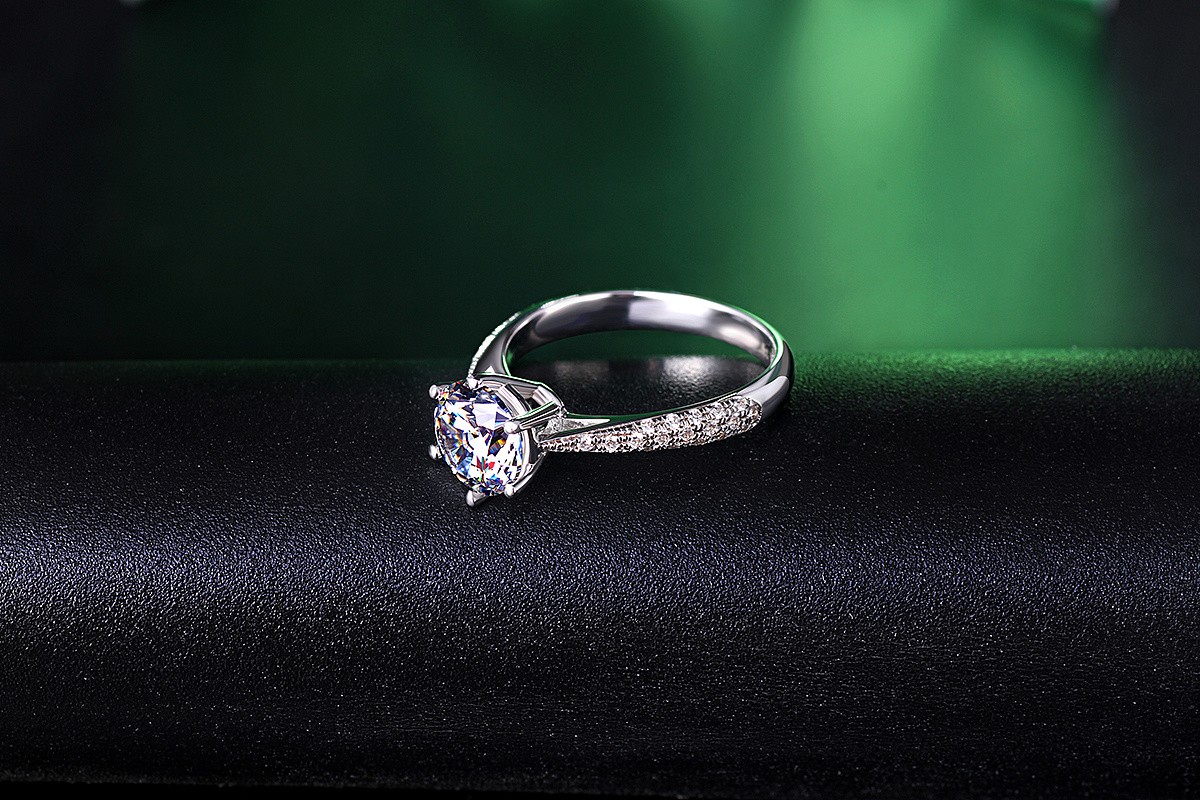 订婚戒指戴哪个手指 戒指的材质有哪几种