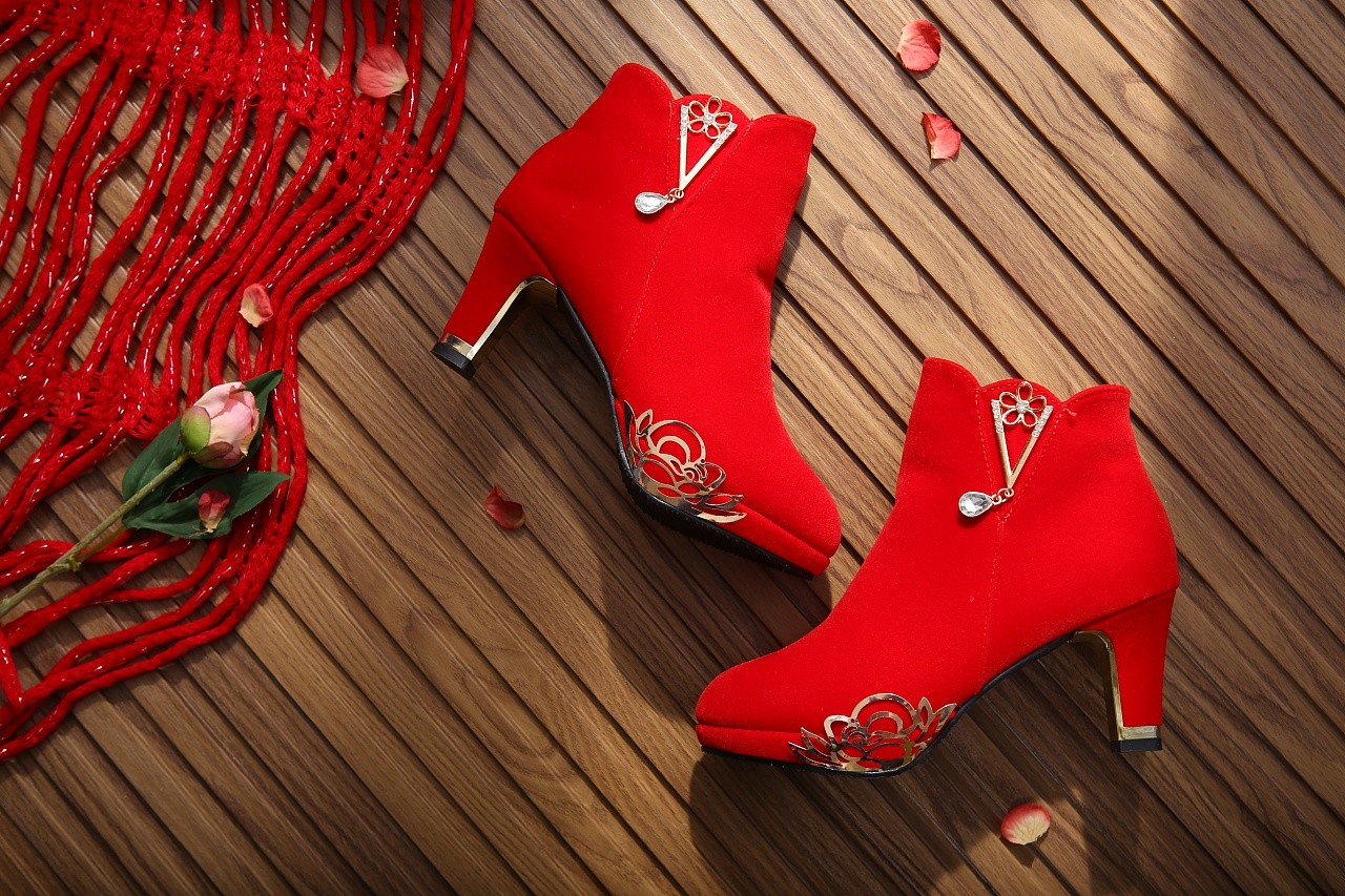 婚鞋在婚礼上面其实就是比较常见的，很多的朋友就在选择婚鞋的时候就是不知道怎么选择，今天我就简单的为你分析婚纱配什么颜色的鞋子，还有就是婚鞋怎么样挑选，对于这样的问题不清楚的话，那么就看看我对于这样问题的分析吧