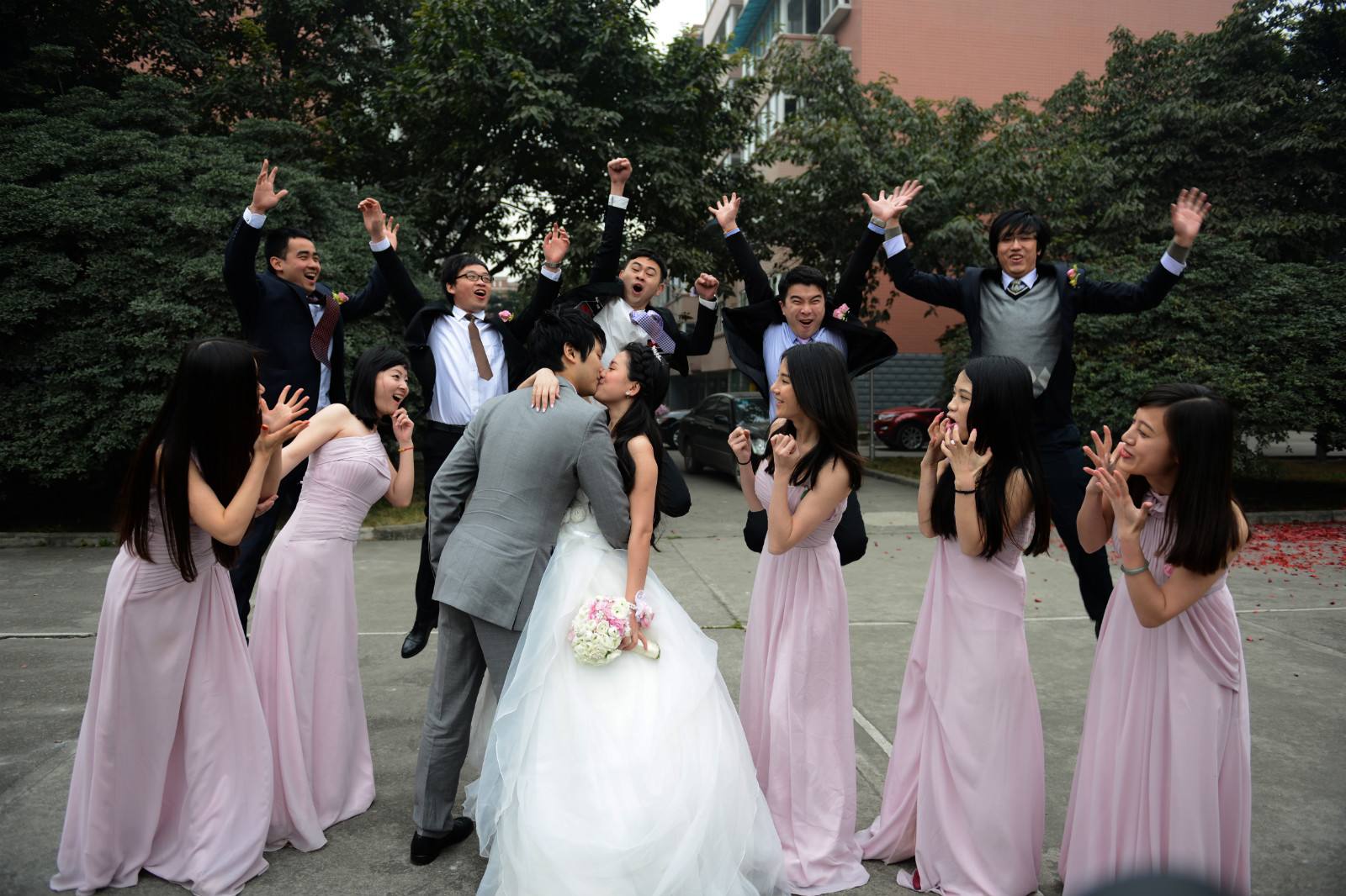 婚礼上伴娘做什么