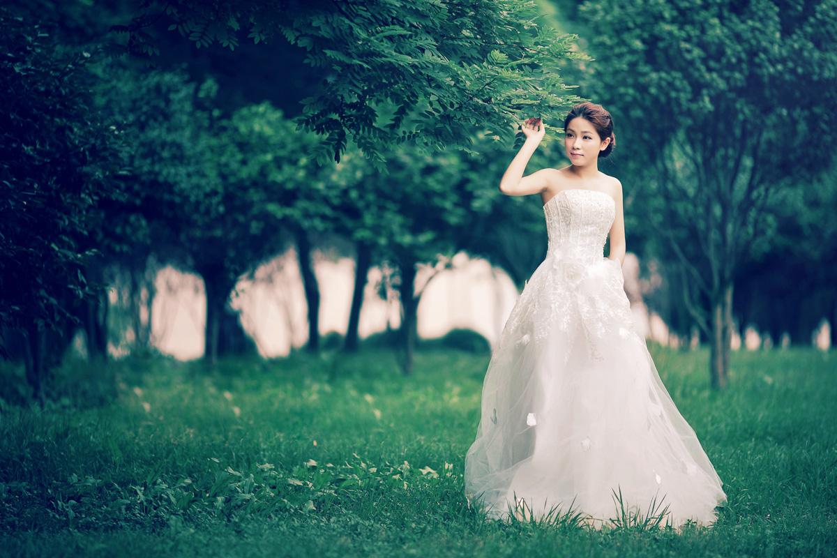 定亲女生穿什么颜色的衣服