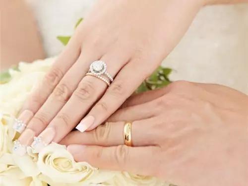订婚戒指一般什么价位 订婚戒指买什么价位