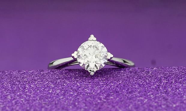 结婚戒指应该带那个手指 婚戒女方带哪个手指