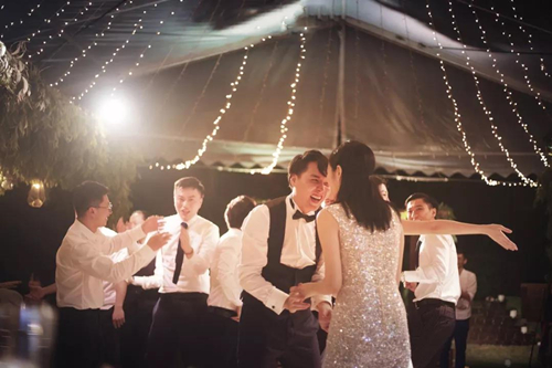 婚礼当天婚纱选择 结婚当天选什么样的婚纱