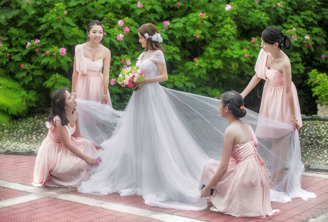 女生参加婚礼适合穿什么