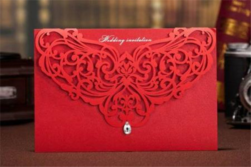 结婚发请柬要送礼物吗 结婚送请帖一般带什么礼物