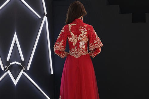 订婚女生穿什么衣服