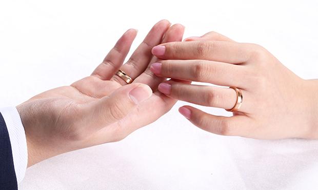 男士订婚戒指戴哪个手指 男订婚戒指戴哪个手指