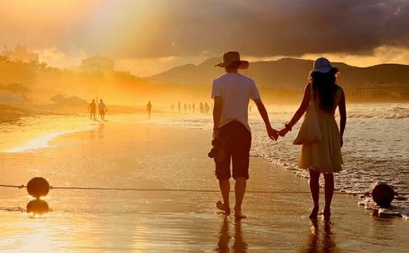 夫妻出去玩配的幽默句子