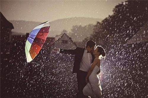 结婚当天下雨什么兆头 结婚时候下雨预示什么