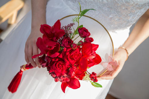 秀禾拿了团扇还要捧花吗