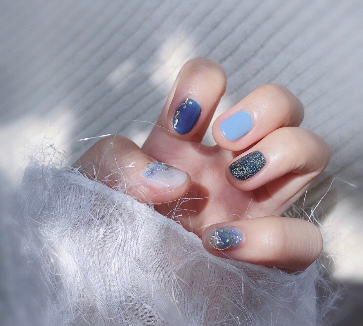 手黑做什么颜色美甲好看 显白的美甲图片