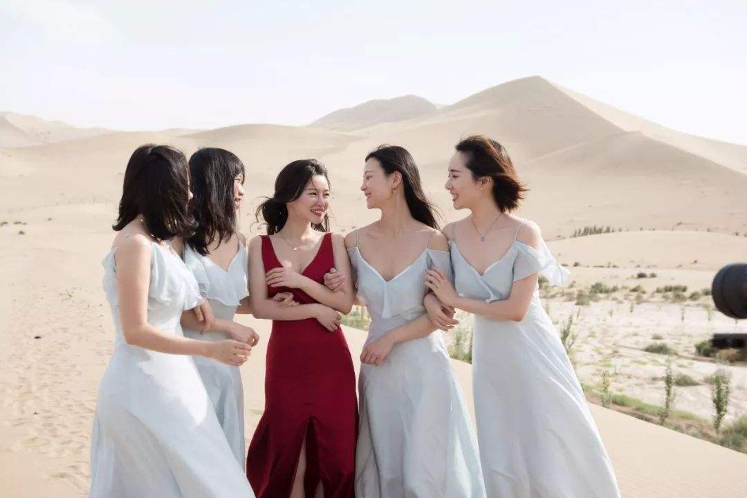 女生参加婚礼穿搭