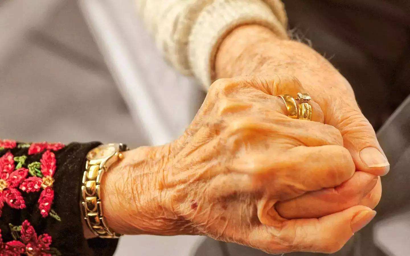 祝老公生日简短的八个字 老公生日感动的八个字