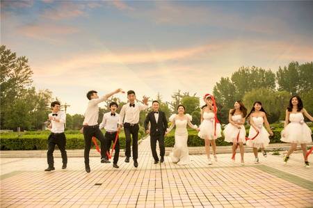 结婚的时候伴郎伴娘坐哪个车