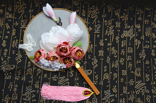 团扇和手捧花要哪个