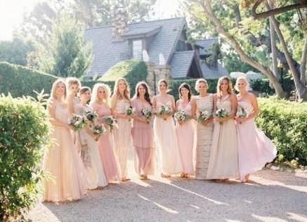 伴娘礼服谁准备