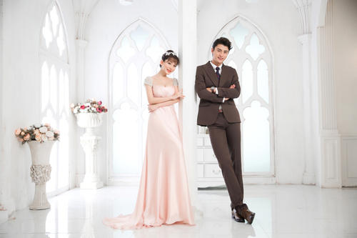 女生订婚需要穿什么衣服