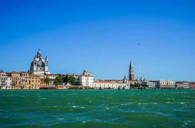 周末出去逛逛说说 周末游玩的说说简短的